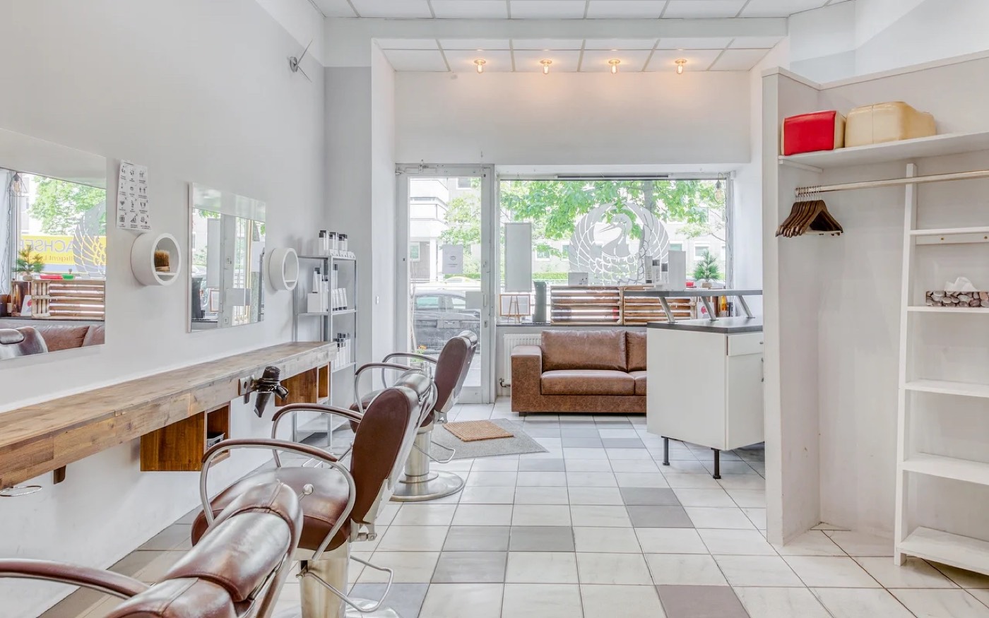 Friseur Shingo の明るい店内